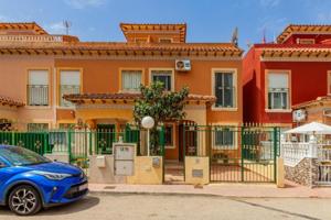 Adosada en venta en Torrevieja photo 0