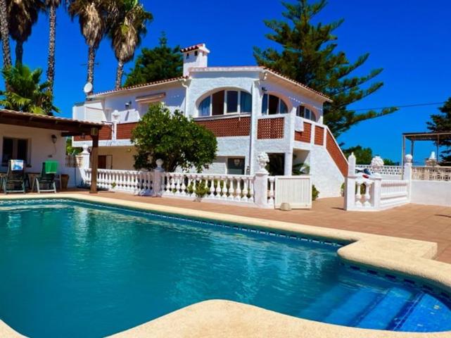 Chalet en venta en Denia photo 0