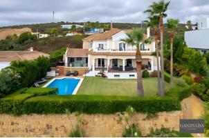 Chalet en venta en La Alcaidesa photo 0