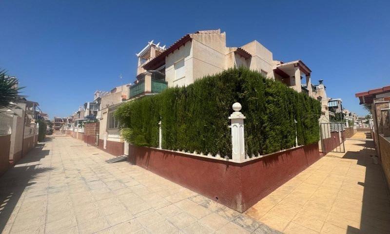 Apartamento en venta en Orihuela Costa photo 0