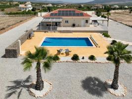 Chalet en venta en Pinoso photo 0