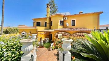 Chalet en venta en Alhaurín de la Torre, Centro photo 0