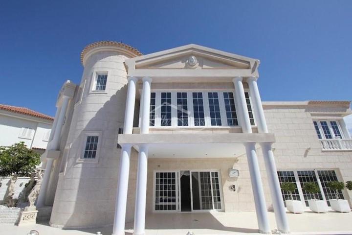 Chalet en venta en La Caleta photo 0