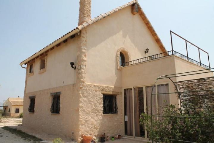 Casa con terreno en venta en Pinoso photo 0