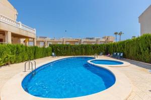 Adosada en venta en Torrevieja, Los Frutales photo 0