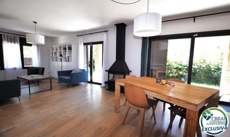 Chalet en venta en Sant Pere Pescador photo 0