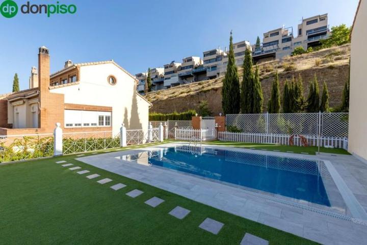 Adosada en venta en Granada, El serrallo photo 0