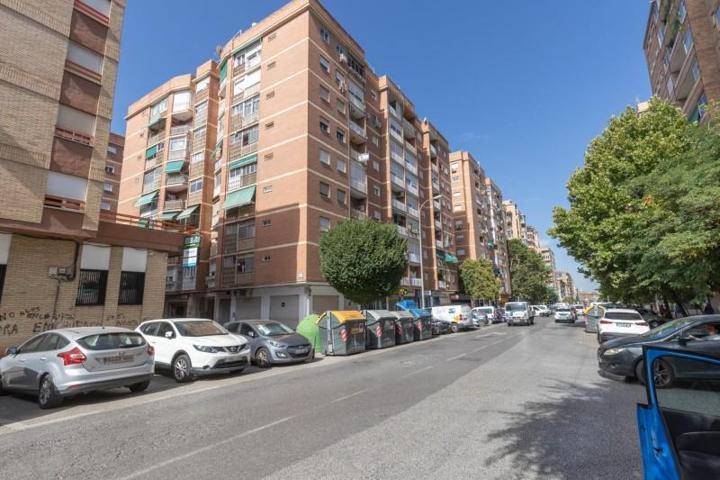 Piso en venta en Granada, Zaidin photo 0