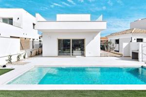 Chalet en venta en Los Montesinos photo 0