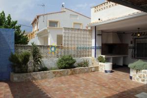 Casa con terreno en alquiler en Oliva photo 0
