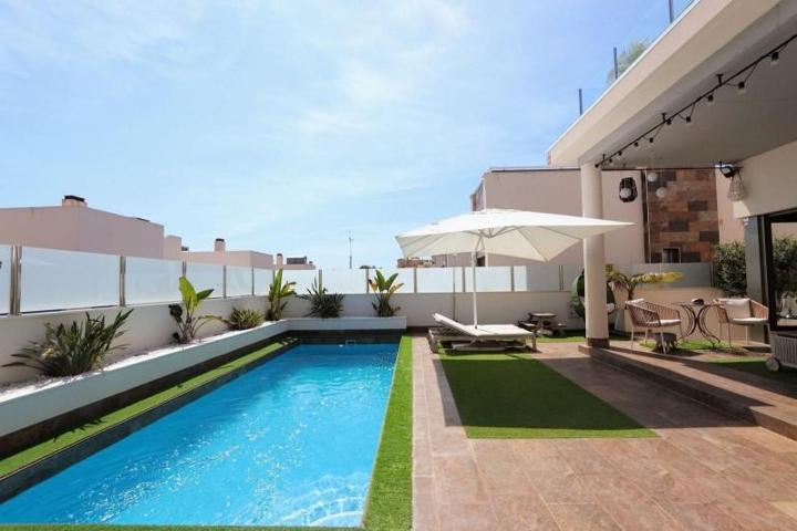 Chalet en venta en Orihuela Costa, PAU 26 photo 0
