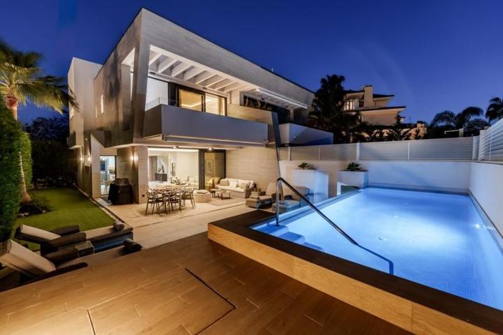 Chalet en venta en Marbella, Puerto Banús photo 0