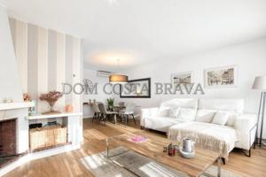 Adosada en venta en Sarrià de Ter, Gironès photo 0