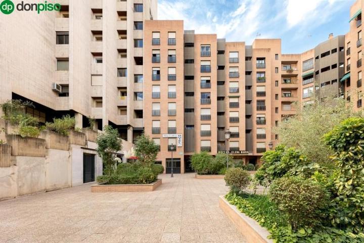 Piso en venta en Granada, Constitucion photo 0
