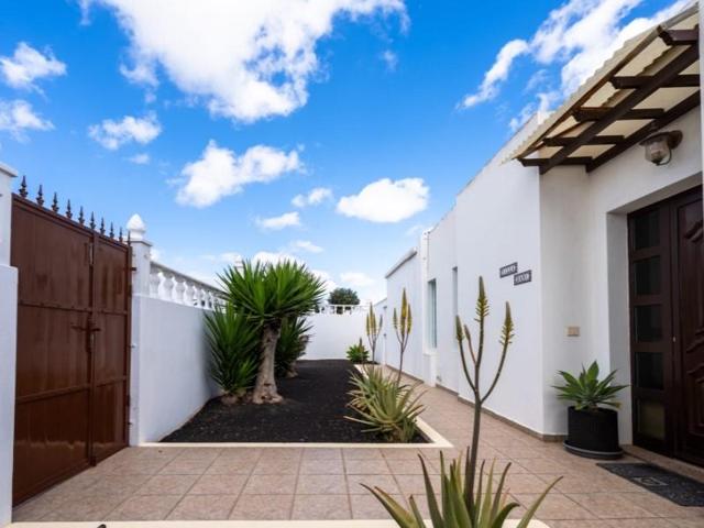 Chalet en venta en Tías photo 0