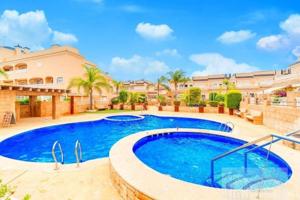 Apartamento en venta en Orihuela Costa, Villamartín-Las Filipinas photo 0