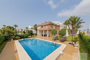 Chalet en venta en Torrevieja, La veleta photo 0
