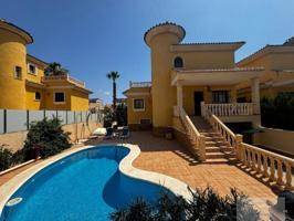 Chalet en venta en Orihuela Costa, PAU 8 photo 0