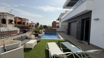 Chalet en venta en Orihuela Costa photo 0