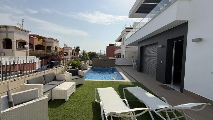 Chalet en venta en Orihuela Costa photo 0