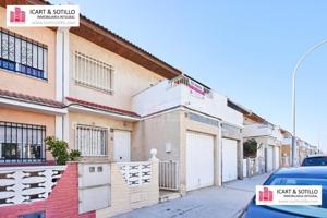 Adosada en venta en Vinaròs, Casco Urbano photo 0