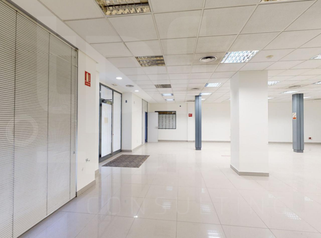 Local comercial en alquiler en Valencia, Avinguda de la Constitució, 46019 photo 0