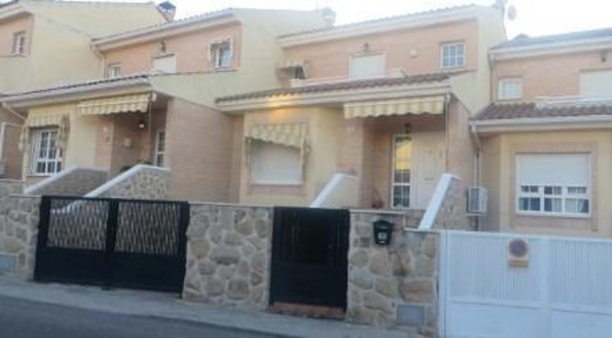 Adosada en venta en Yuncos, Castilla la mancha photo 0