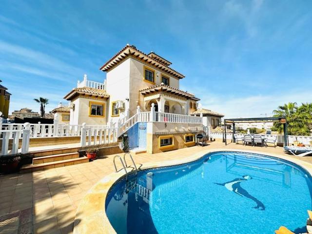 Chalet en venta en Orihuela Costa, Villamartin photo 0