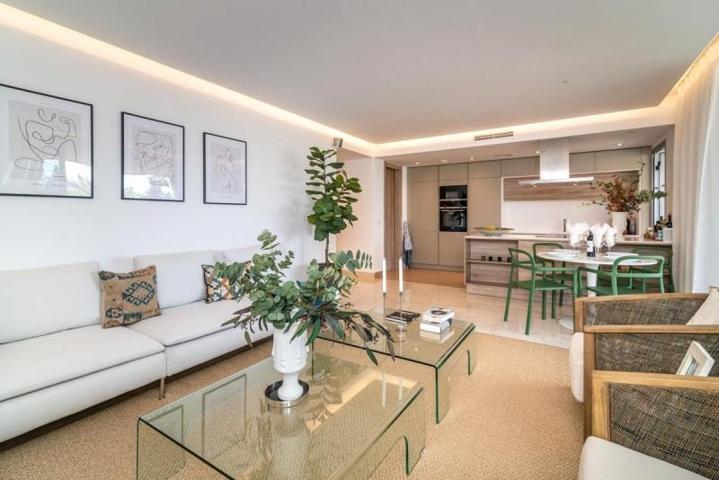Apartamento en venta en Marbella, Nueva Andalucia photo 0