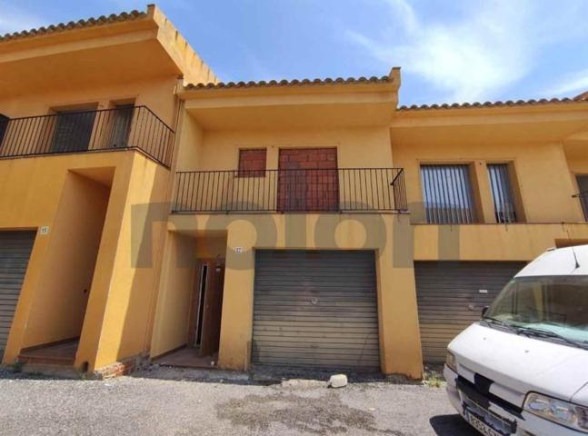 Adosada en venta en Garriguella, Alt Empordà photo 0