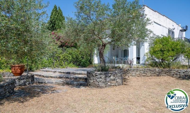 Casa en venta en Roses, Nord photo 0