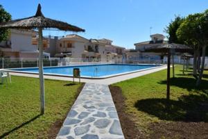 Bungalow en venta en Orihuela Costa, Playa Flamenca photo 0