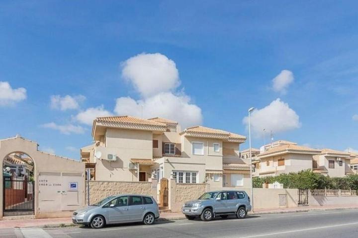 Adosada en venta en Orihuela Costa, La Zenia photo 0