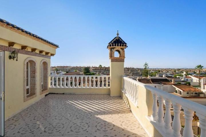 Chalet en venta en Orihuela Costa, Los Almendros-La Florida photo 0