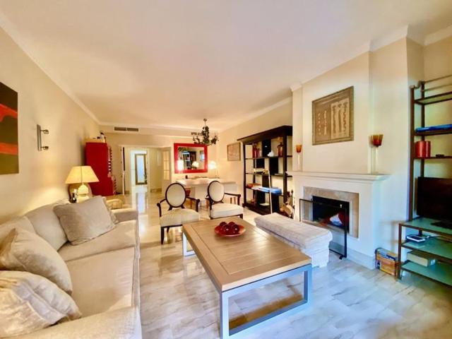 Apartamento en venta en Marbella, Costa del Sol photo 0