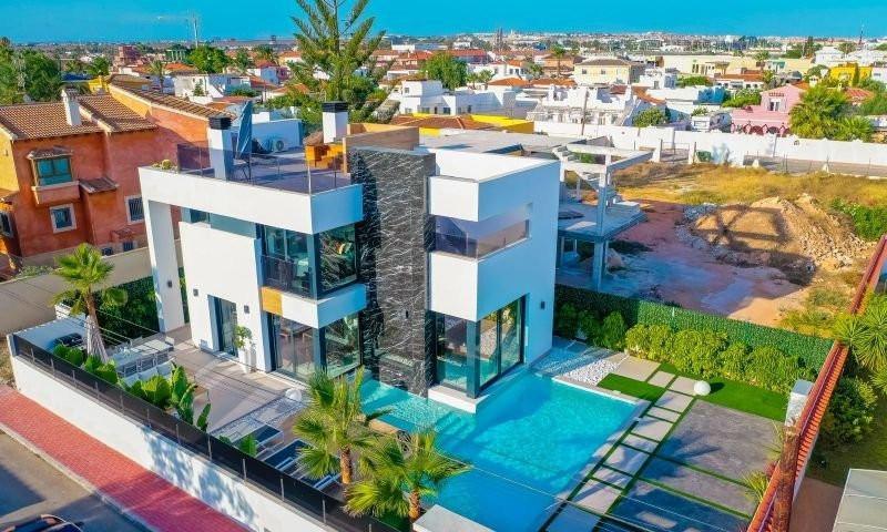 Chalet en venta en Torrevieja photo 0