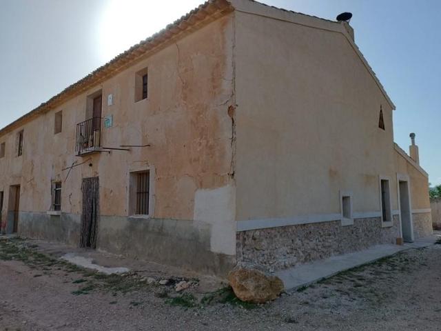 Casa con terreno en venta en Yecla photo 0