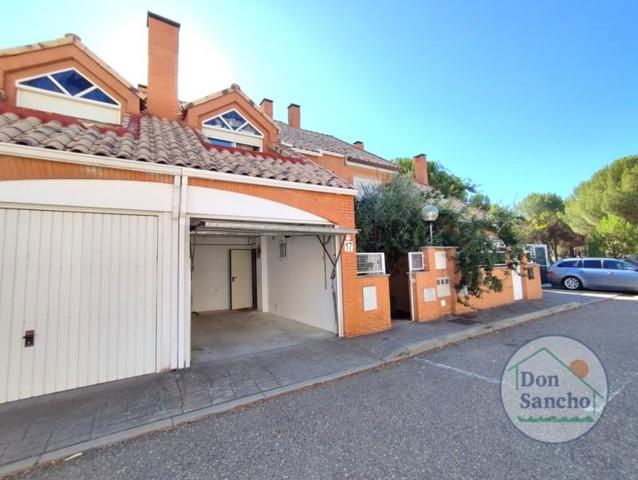 Adosada en venta en Aldeamayor de San Martín photo 0