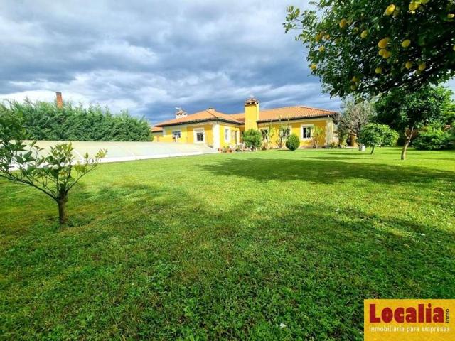 Chalet en venta en Torrelavega photo 0