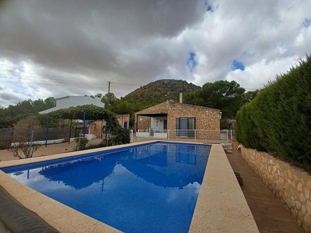 Casa con terreno en venta en Yecla photo 0