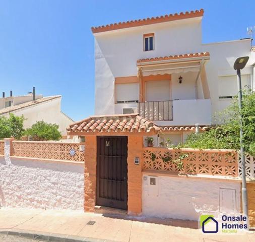 Adosada en venta en Marbella, Costa del Sol Occidental-Área de Marbella photo 0