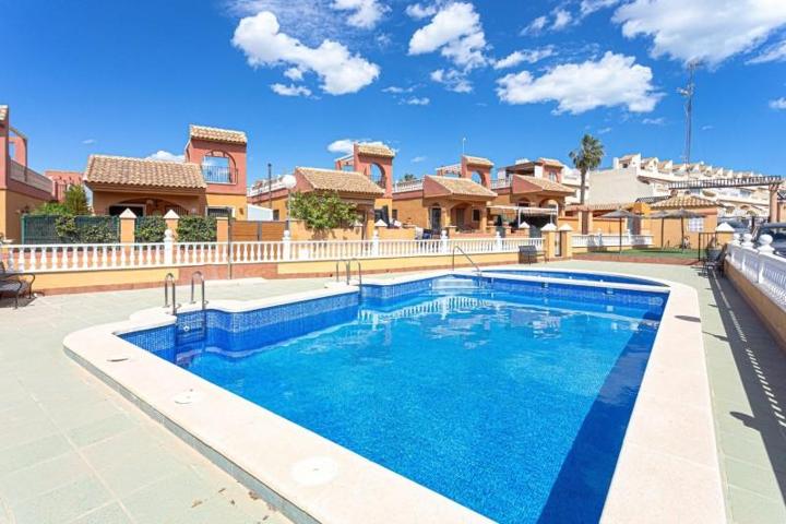 Chalet en venta en Torrevieja photo 0
