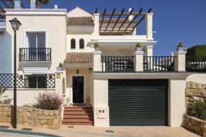 Adosada en alquiler en Marbella, Marbesa photo 0