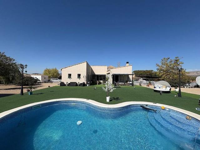 Chalet en venta en Biar photo 0