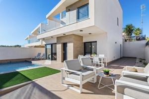 Chalet en venta en San Miguel de Salinas photo 0