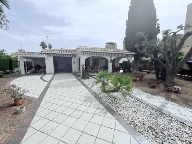 Chalet en venta en Orihuela Costa photo 0