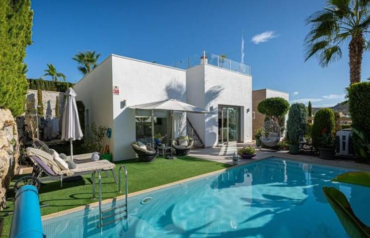 Chalet en venta en Benijofar photo 0