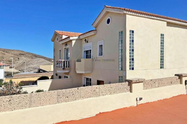 Chalet en venta en El Médano, Calle Violeta, 38612 photo 0