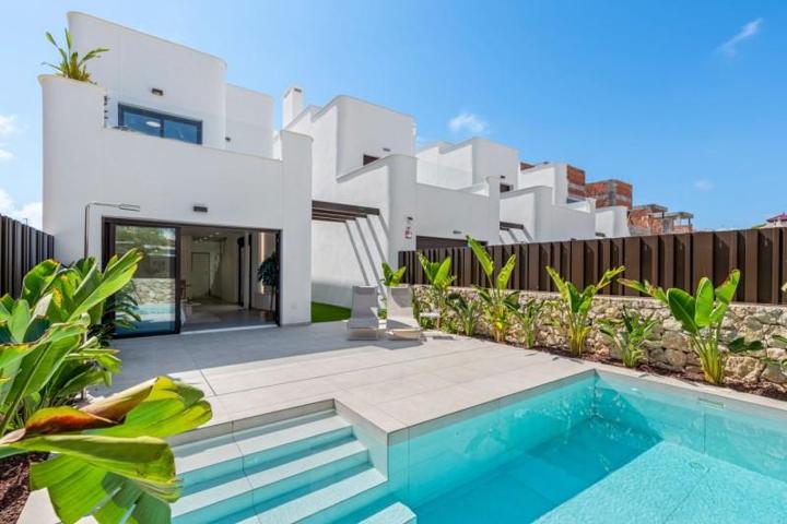Chalet en venta en Pilar de la Horadada, Mil Palmeras photo 0
