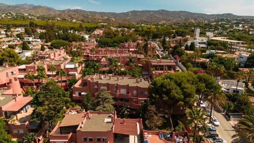 Apartamento en alquiler en Marbella, Costabella photo 0
